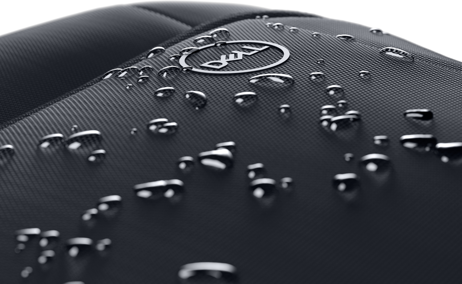 Primer plano de una bolsa negra texturizada con gotas de agua y el logo de Dell.