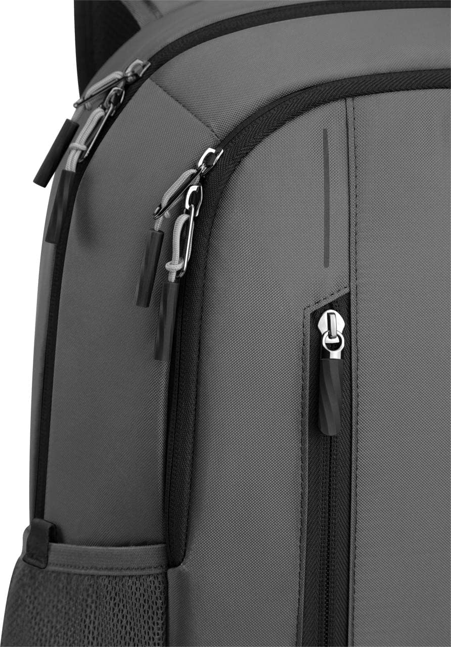 Mochila gris con múltiples cremalleras, detalles negros. Vista parcial, primer plano.