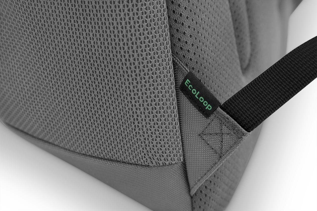 Primer plano de la parte trasera de una mochila gris. Etiqueta 'Ecoloop' cosida.