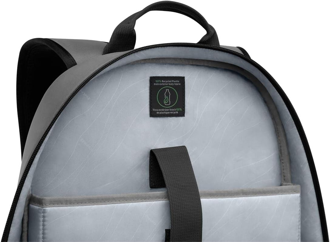 Interior de mochila gris con etiqueta de tejido reciclado.