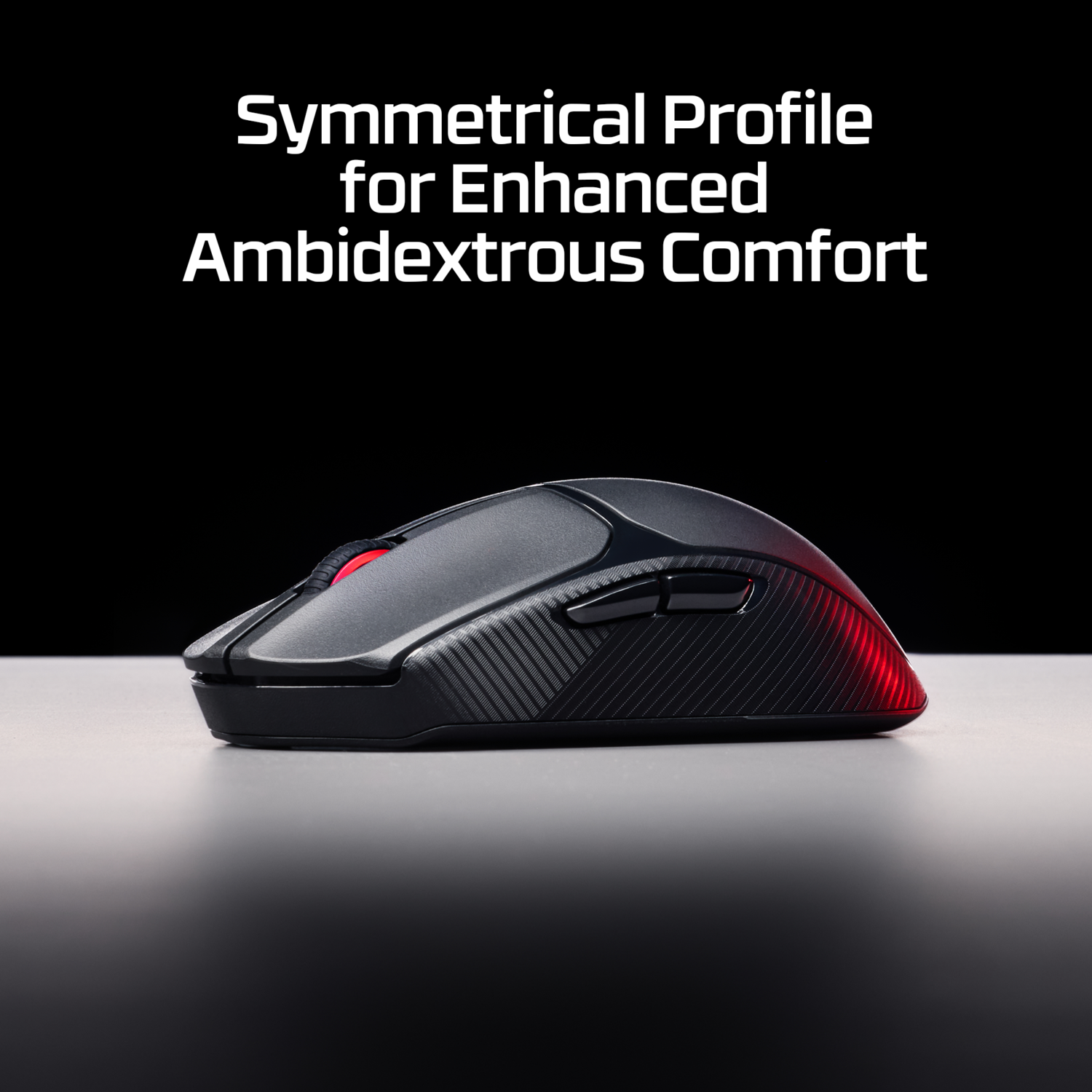 Een zwarte gaming muis met een rode accent. De muis heeft een symmetrisch profiel en ligt op een licht oppervlak.