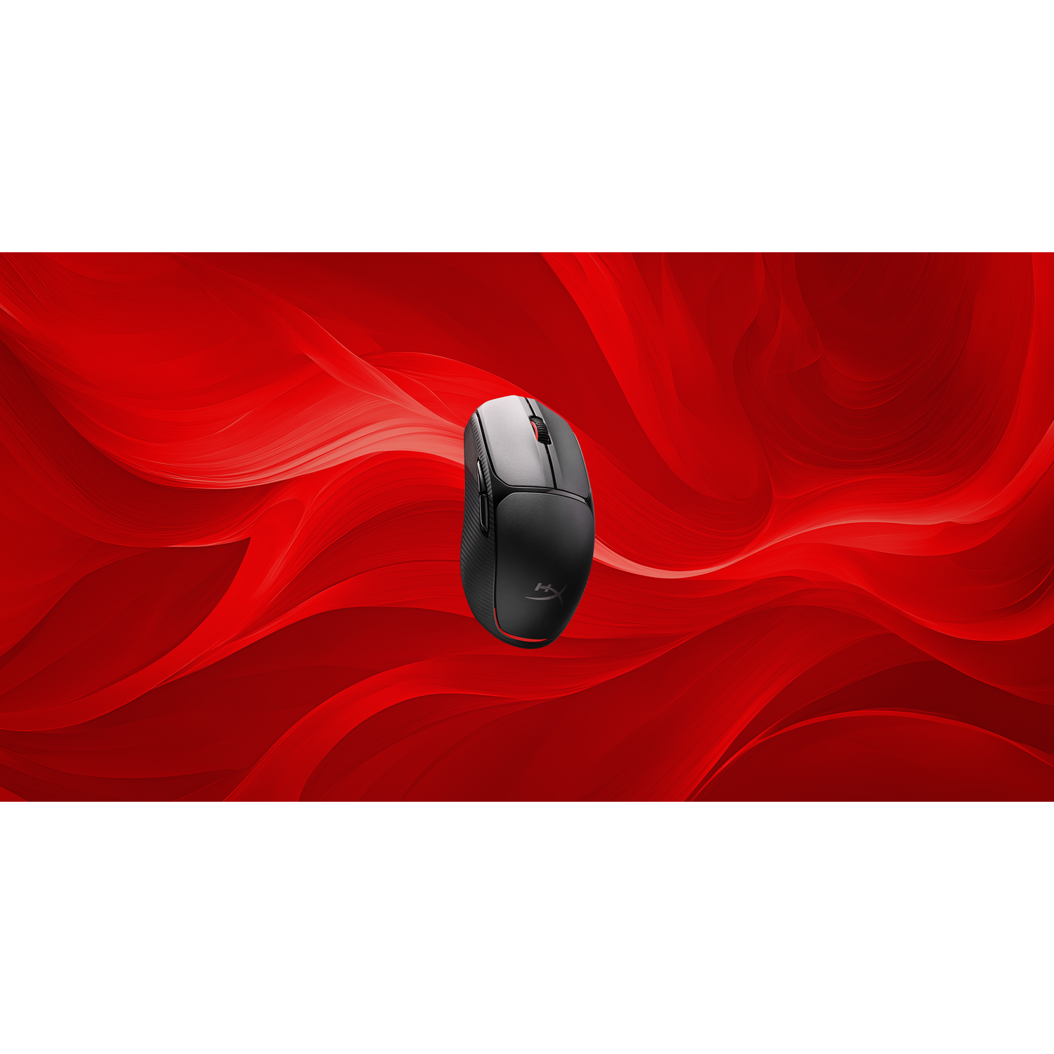 Een zwarte gaming muis op een rode achtergrond. De muis heeft een zwarte behuizing en een rood scrollwiel.