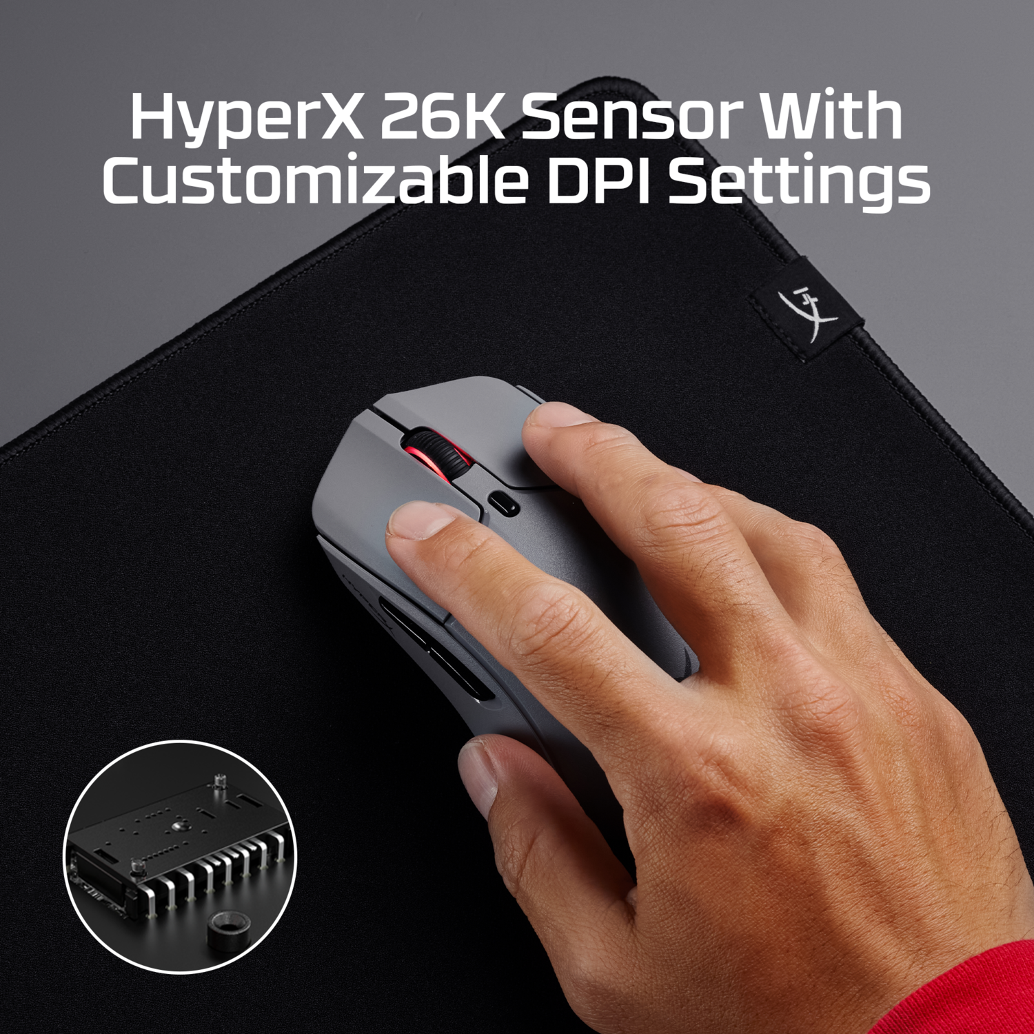 Een hand die een grijze muis gebruikt op een zwart muismat. Bovenstaande tekst luidt 'HyperX 26K Sensor'.