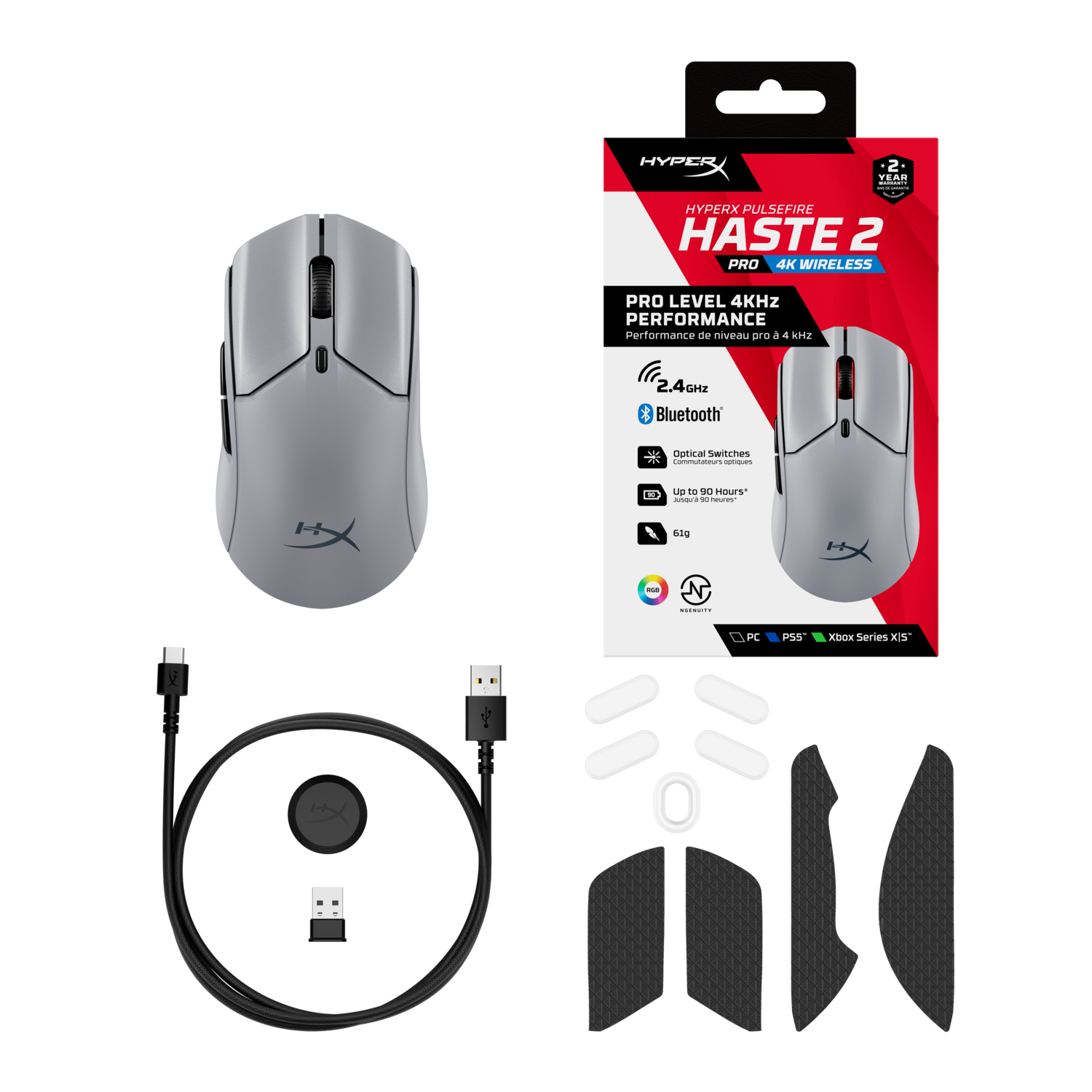 Grijze gamingmuis met accessoires, in een doos. Zwarte achtergrond. USB-kabel en stickers.