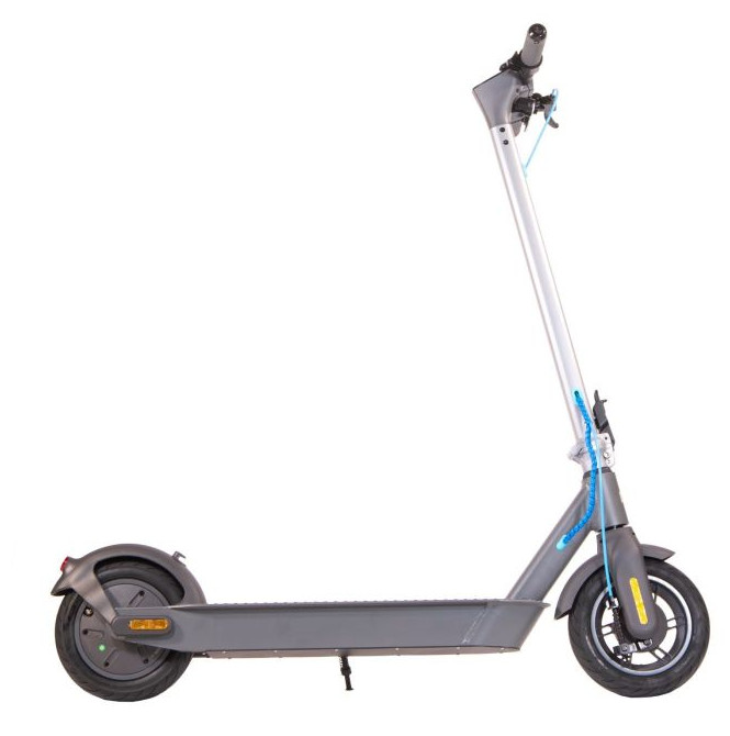 Szara hulajnoga elektryczna na białym tle. Hulajnoga ma długą kierownicę i przednie koło.