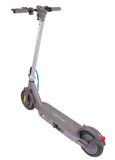 Szary skuter z czarnymi oponami i niebieskim kablem na białym tle.