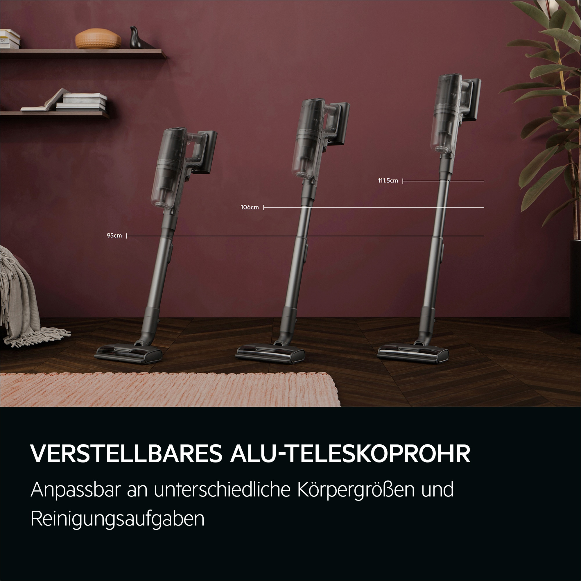 Drei Staubsauger mit Maßen: 95 cm, 106 cm und 111,5 cm. Hintergrund ist eine weinrote Wand und ein beiger Teppich.