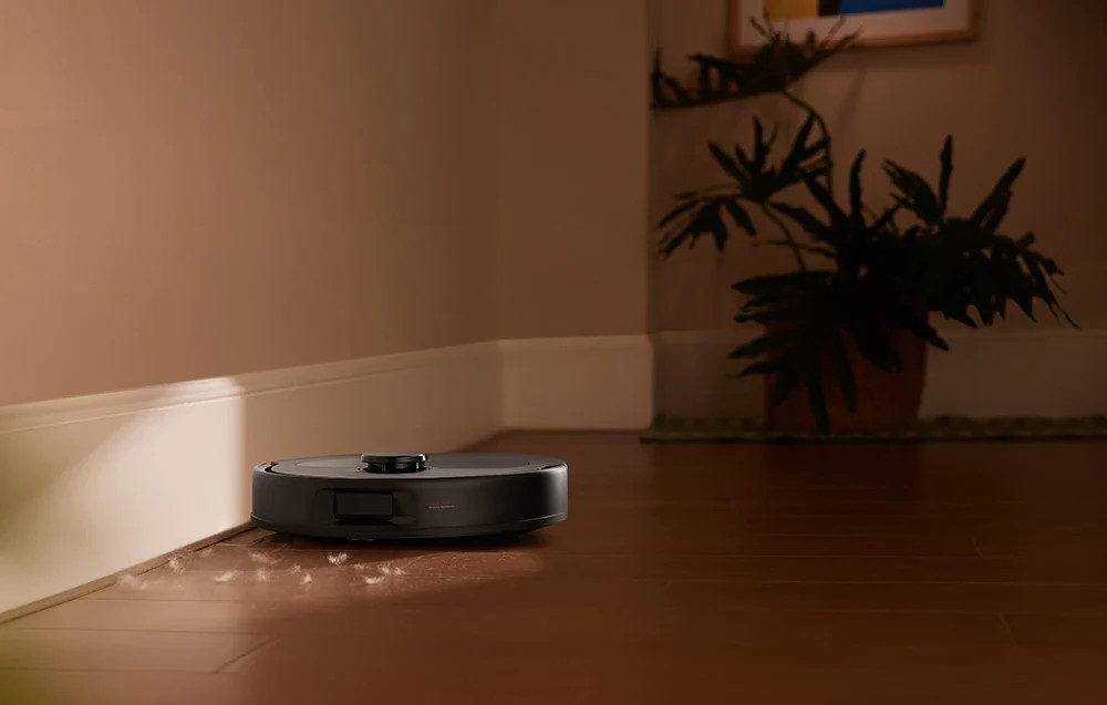 Duży telewizor pokazujący krajobraz z czerwonym strumieniem lawy i ciemnym nocnym niebem.