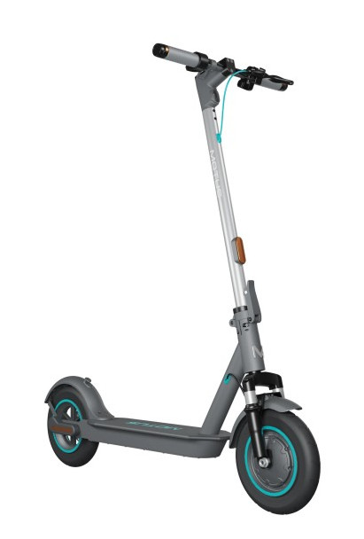 Szara hulajnoga elektryczna z niebieskimi akcentami, na białym tle.