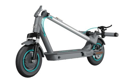 Szara hulajnoga elektryczna, z niebieskimi detalami, białym tłem i częściowo złożona.