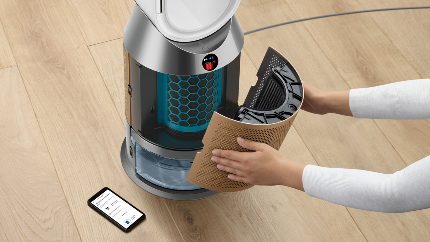 Biała, sferyczna kamera bezpieczeństwa z kratką głośnika i portem USB.