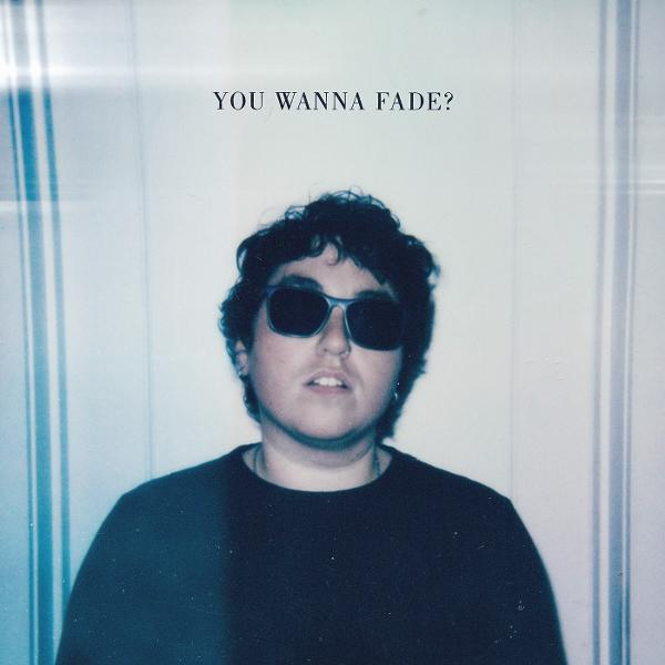 Person mit Sonnenbrille. Der Text oben lautet: YOU WANNA FADE?
