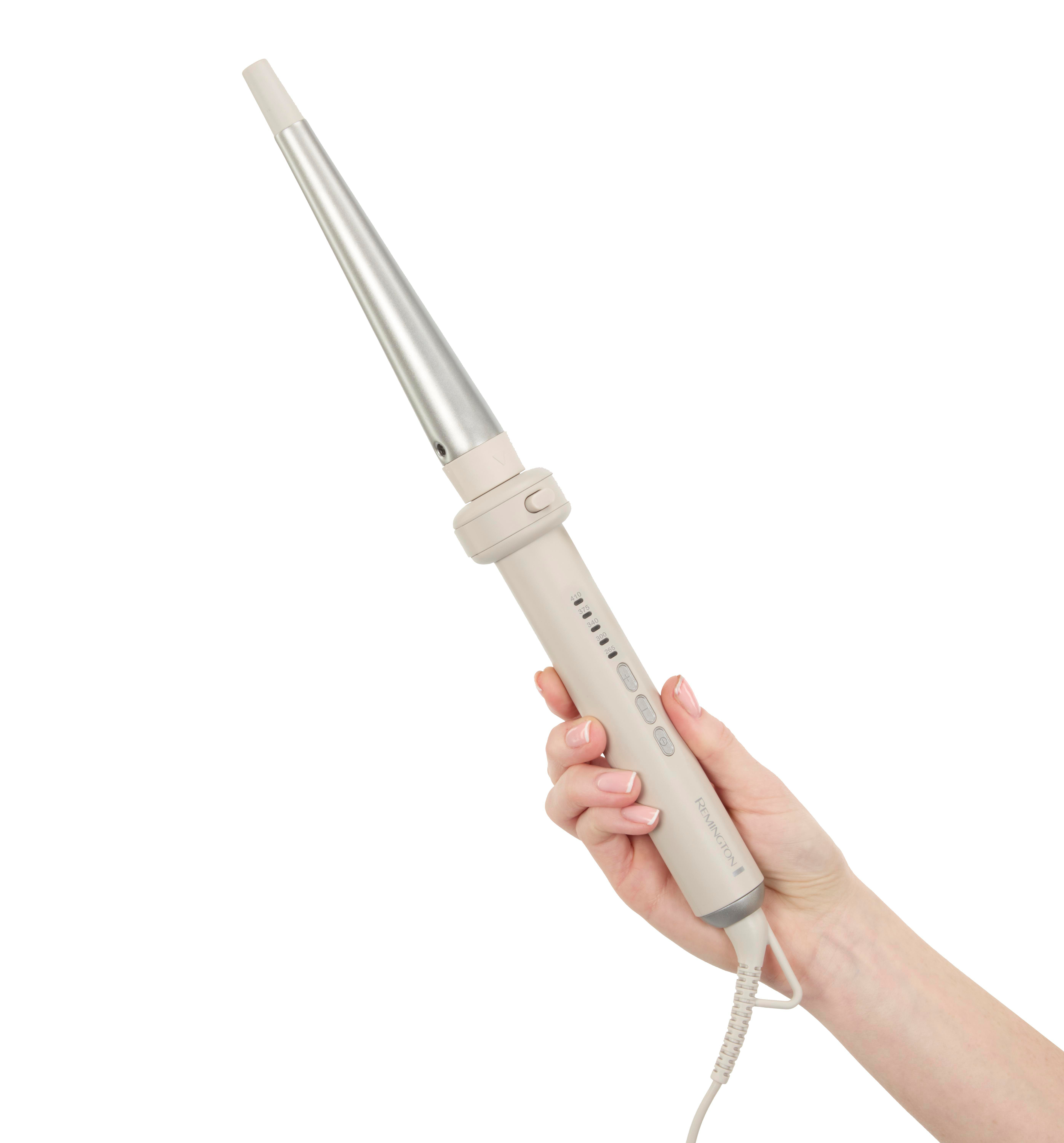 Eine Hand hält einen silbernen Lockenstab mit beigem Griff und Bedienelementen vor weißem Hintergrund.
