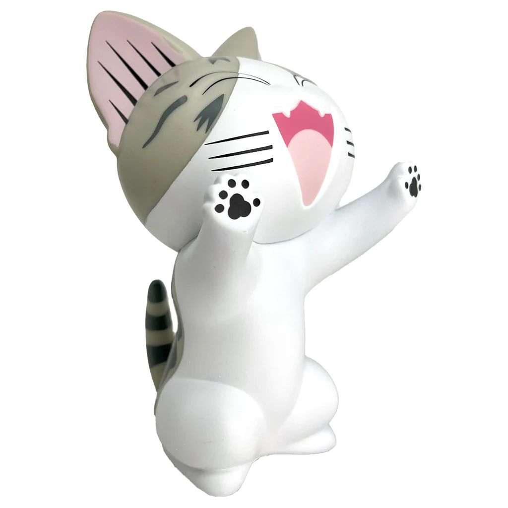 Eine weiße Katzenfigur mit hochgestreckten Armen und offenem Mund. Die Katze hat grau-schwarze Markierungen.