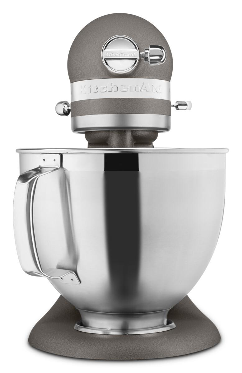 Grauer KitchenAid-Küchenmixer mit einer Edelstahlschüssel.