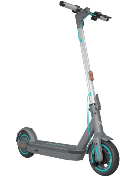 Szaro-turkusowa hulajnoga z osobą w tle.