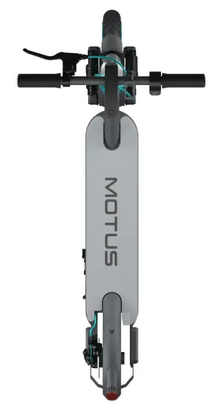 Widok z góry na szarą hulajnogę elektryczną Motus. Widoczne kierownica, koła i długi pokład.