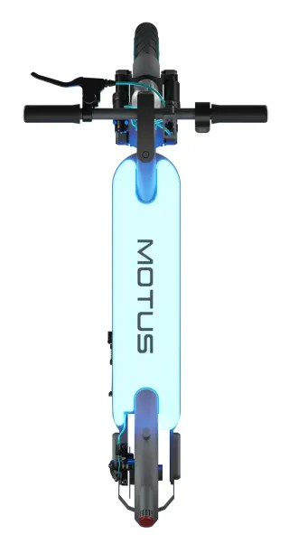 Niebieski podświetlany skuter elektryczny, widok z góry, białe tło, logo MOTUS.