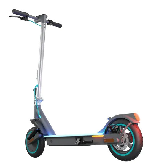 Nowoczesna szaro-srebrna hulajnoga elektryczna z czarną kierownicą i czerwonym światłem tylnym.