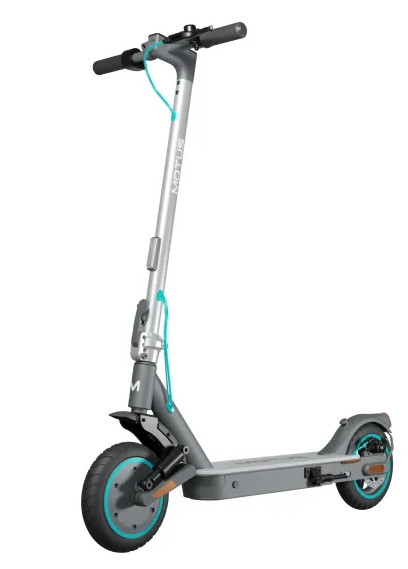 Hulajnoga elektryczna, srebrna rama, czarna kierownica, niebieskie akcenty, na białym tle.