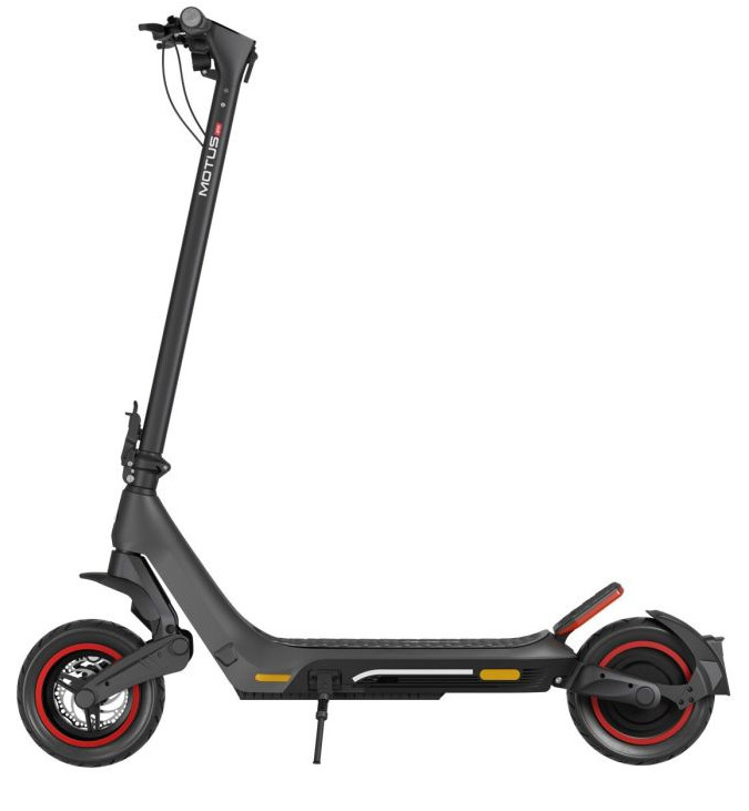 Czarna i szara hulajnoga elektryczna z czerwonymi akcentami, widok z boku.