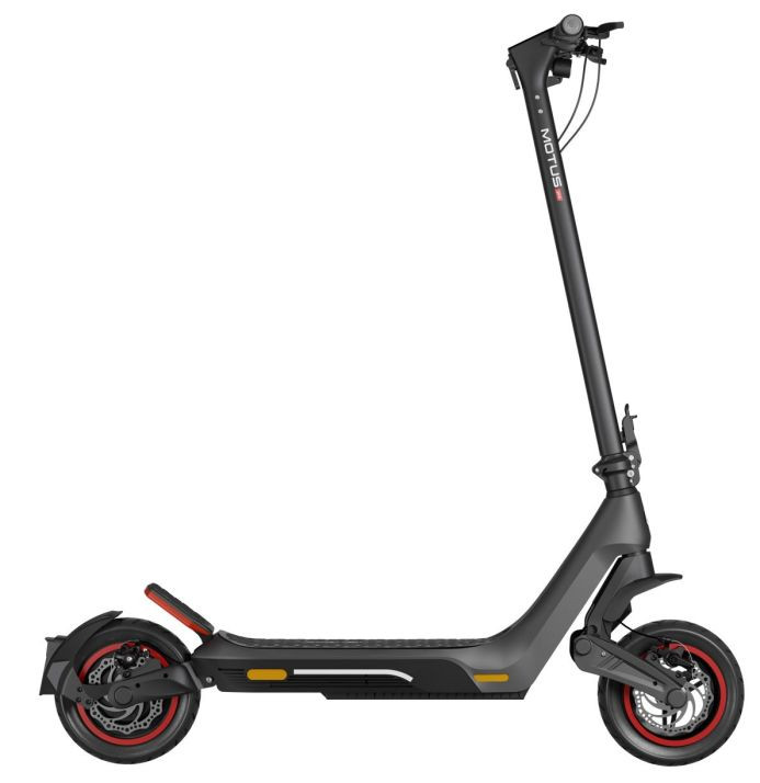 Czarno-szara hulajnoga elektryczna. Czarna platforma, czerwone akcenty, marka Motus.