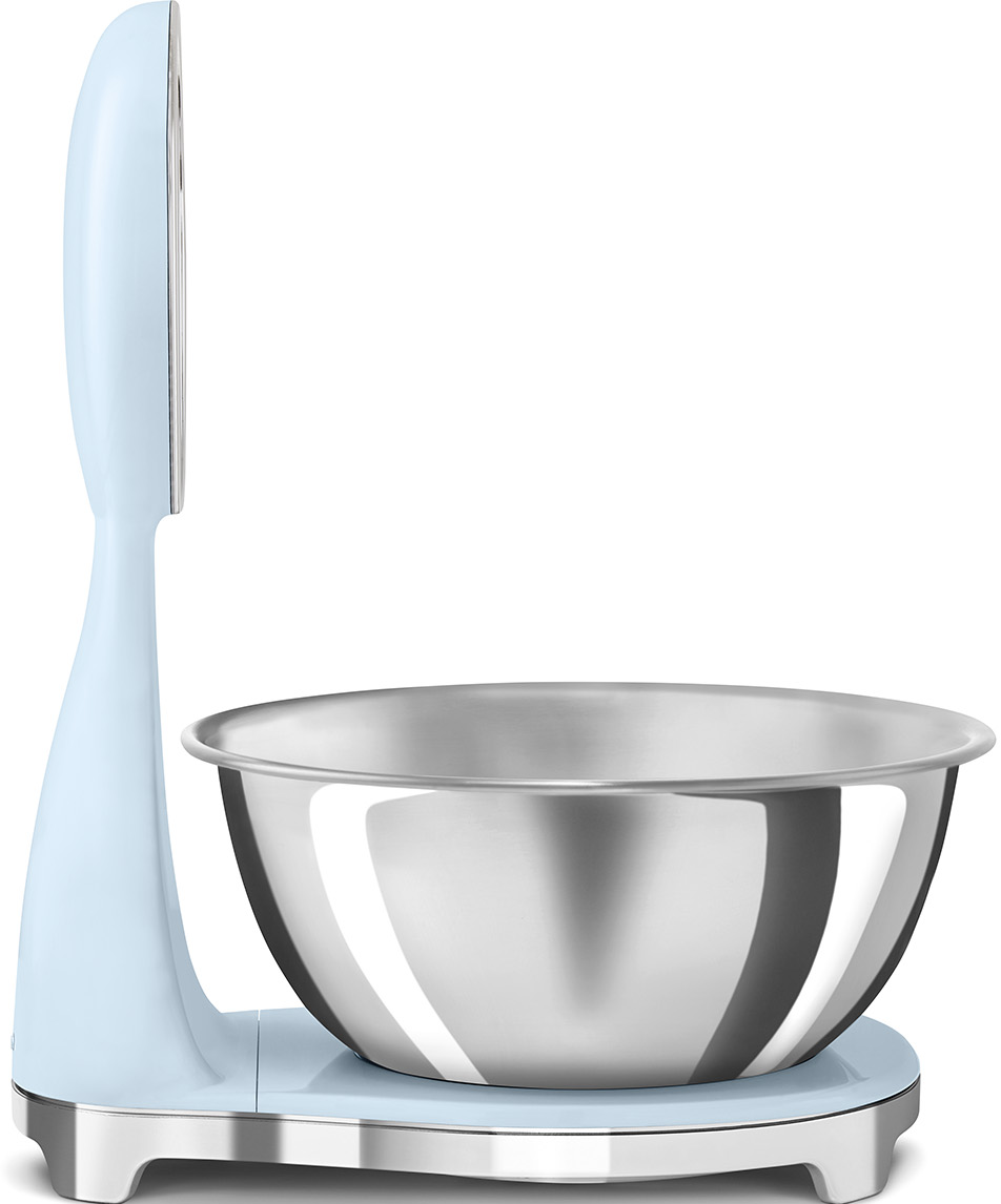 Hellblauer Küchenmixer mit Edelstahlschüssel. Weißer Hintergrund.