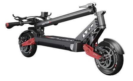 Zbliżenie szarych i białych drzwi pralki. Tło jest białe.