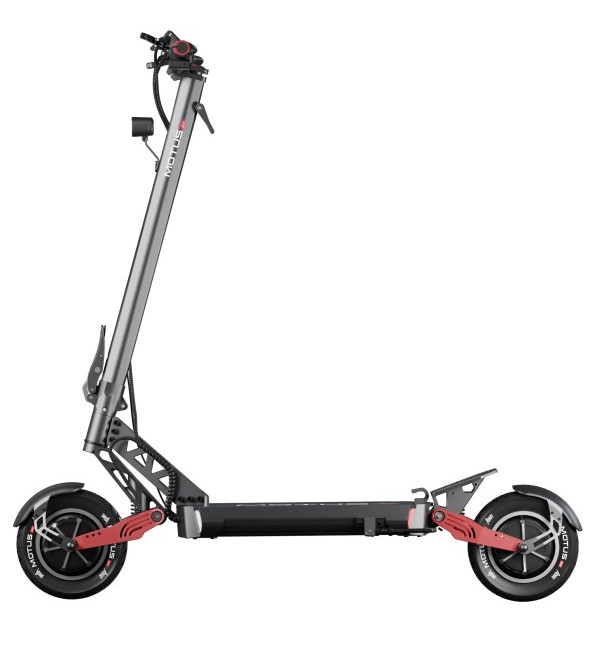 Srebrno-czerwona hulajnoga elektryczna Motus. Widok z boku, białe tło.