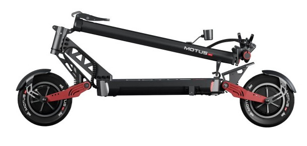 Skuter elektryczny pokazany z boku, z czarnym korpusem i czerwonymi akcentami.
