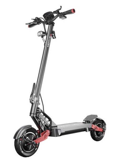 Hulajnoga elektryczna w kolorze szarym i czerwonym. Hulajnoga jest skierowana w prawo.