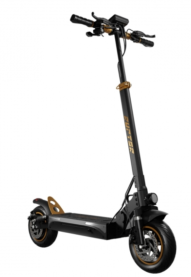 Czarny i złoty skuter elektryczny na białym tle.