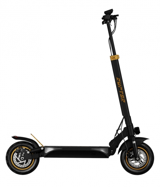 Zielony smartfon z potrójnym aparatem, zbliżenie, białe tło.