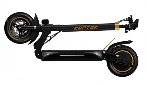 Czarny zestaw słuchawkowy z mikrofonem na wysięgniku i nausznikami, na białym tle, widok z boku.