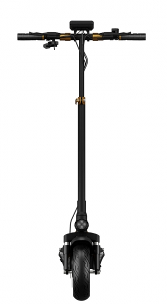 Czarna hulajnoga elektryczna, stojąca. Ma reflektor i kierownicę z kontrolkami. Białe tło.