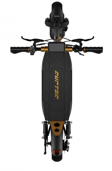 Widok z góry na czarno-złotą hulajnogę elektryczną na białym tle.