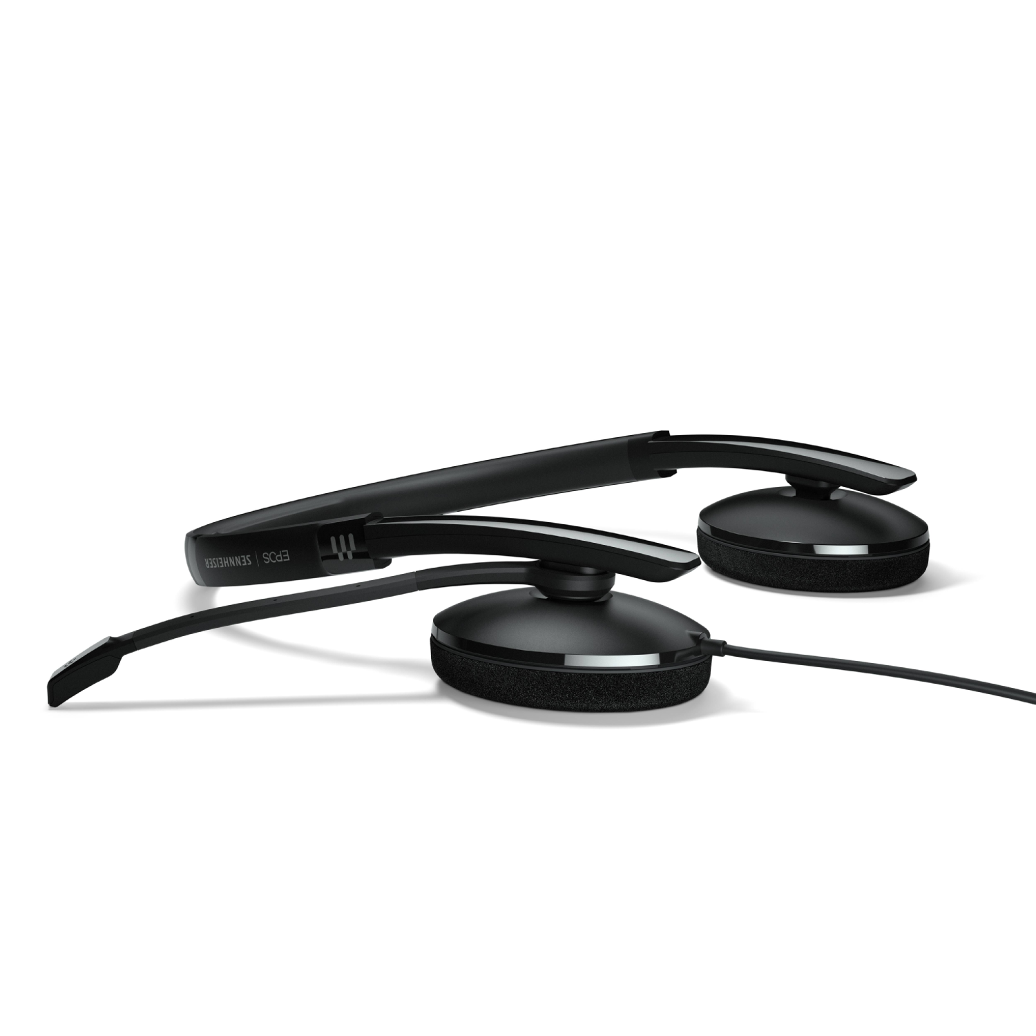Auriculares negros con micrófono sobre fondo blanco.