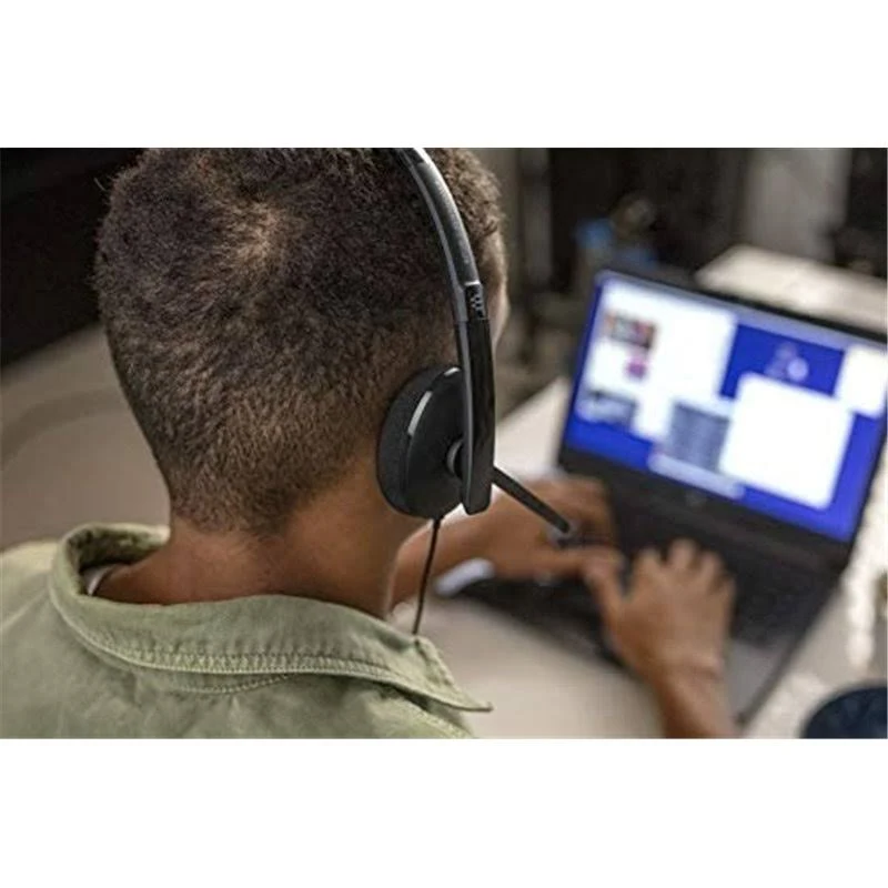Un hombre usando un auricular y una computadora portátil.
