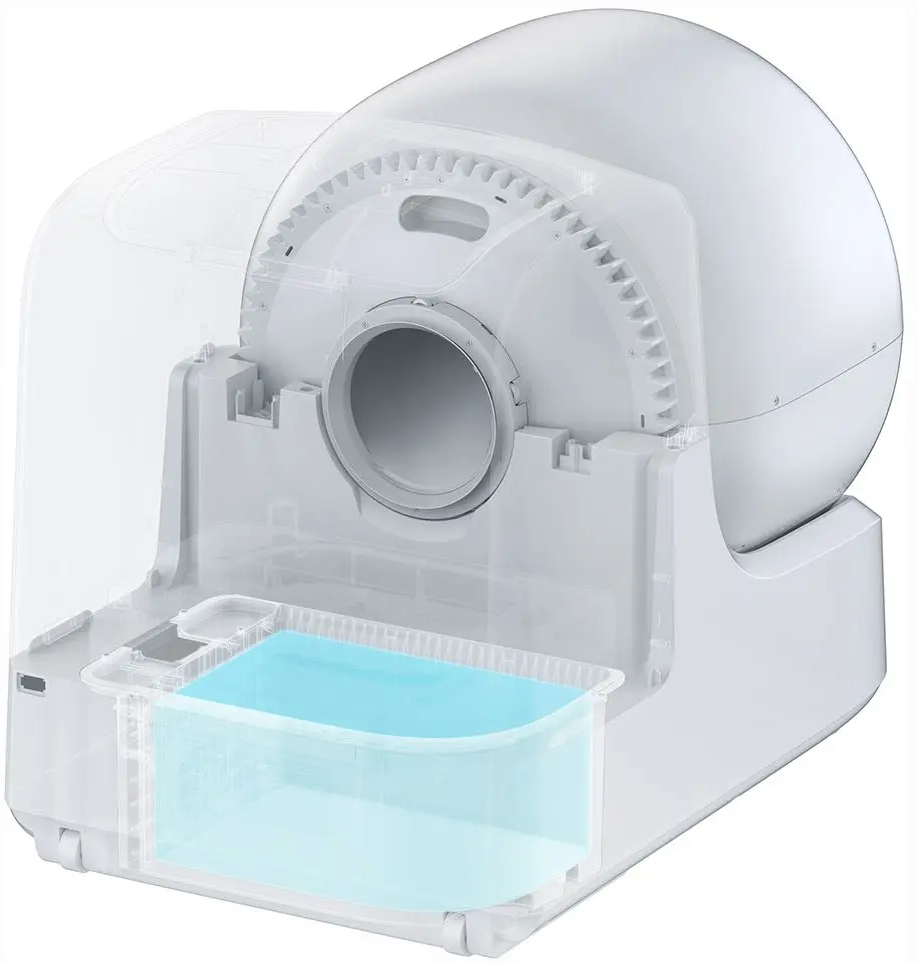 Una lettiera autopulente bianca per gatti, con un liquido blu visibile sul fondo.