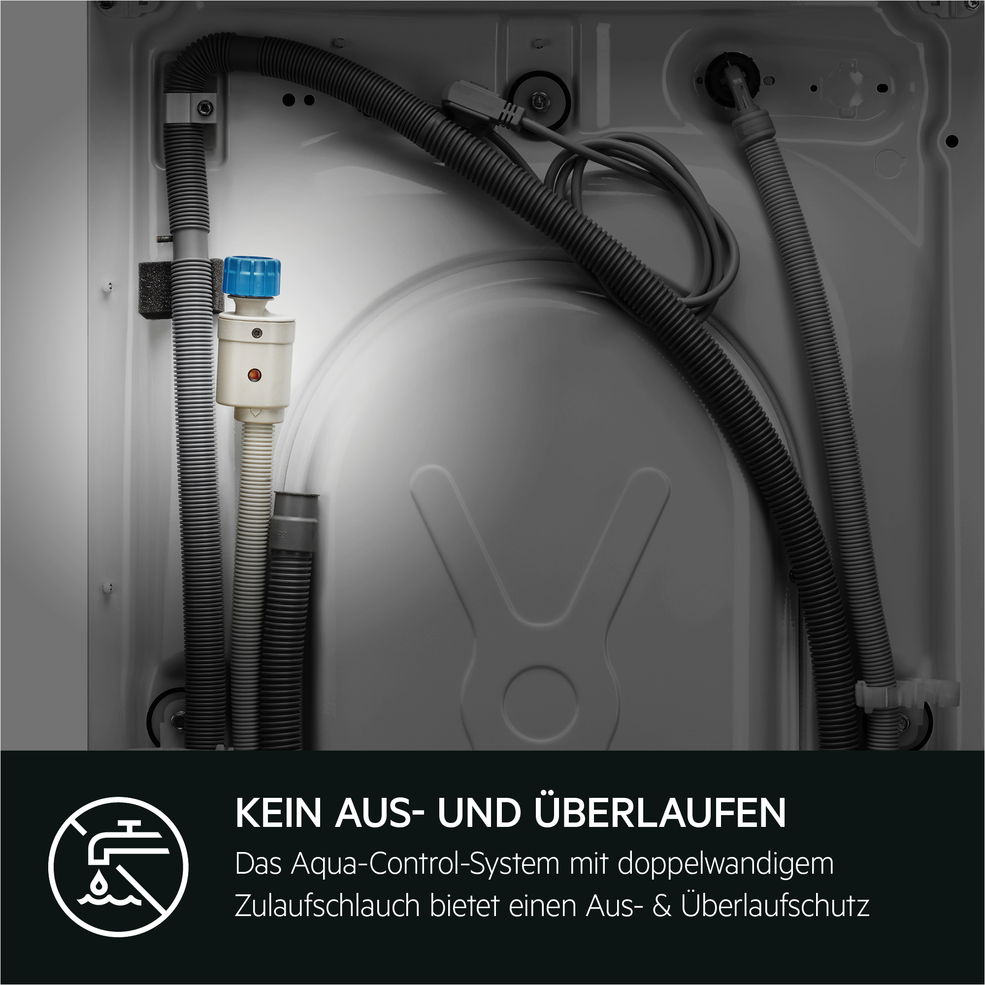Rückseite einer Waschmaschine mit Schläuchen und einem weißen Wassereinlassventil.