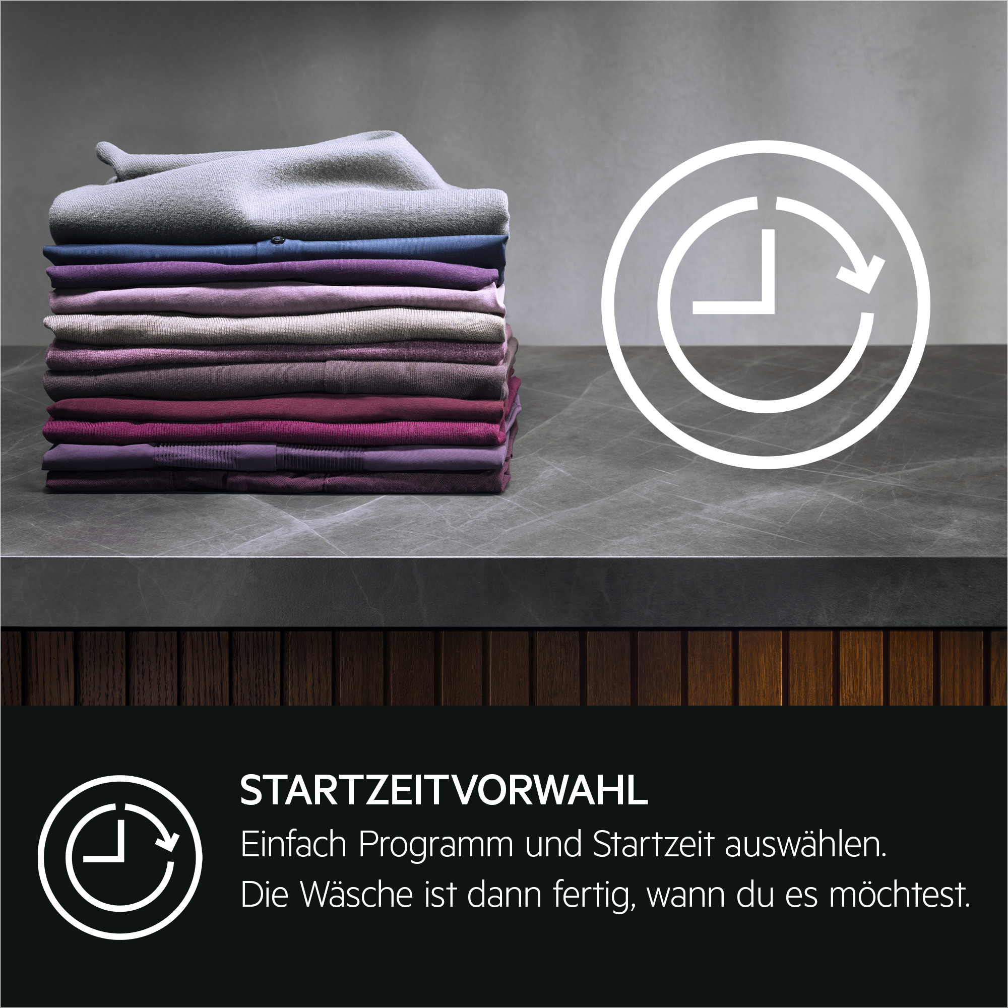 Ein Stapel gefalteter Kleidung auf einer Theke, mit einem Uhrensymbol und Text unten.