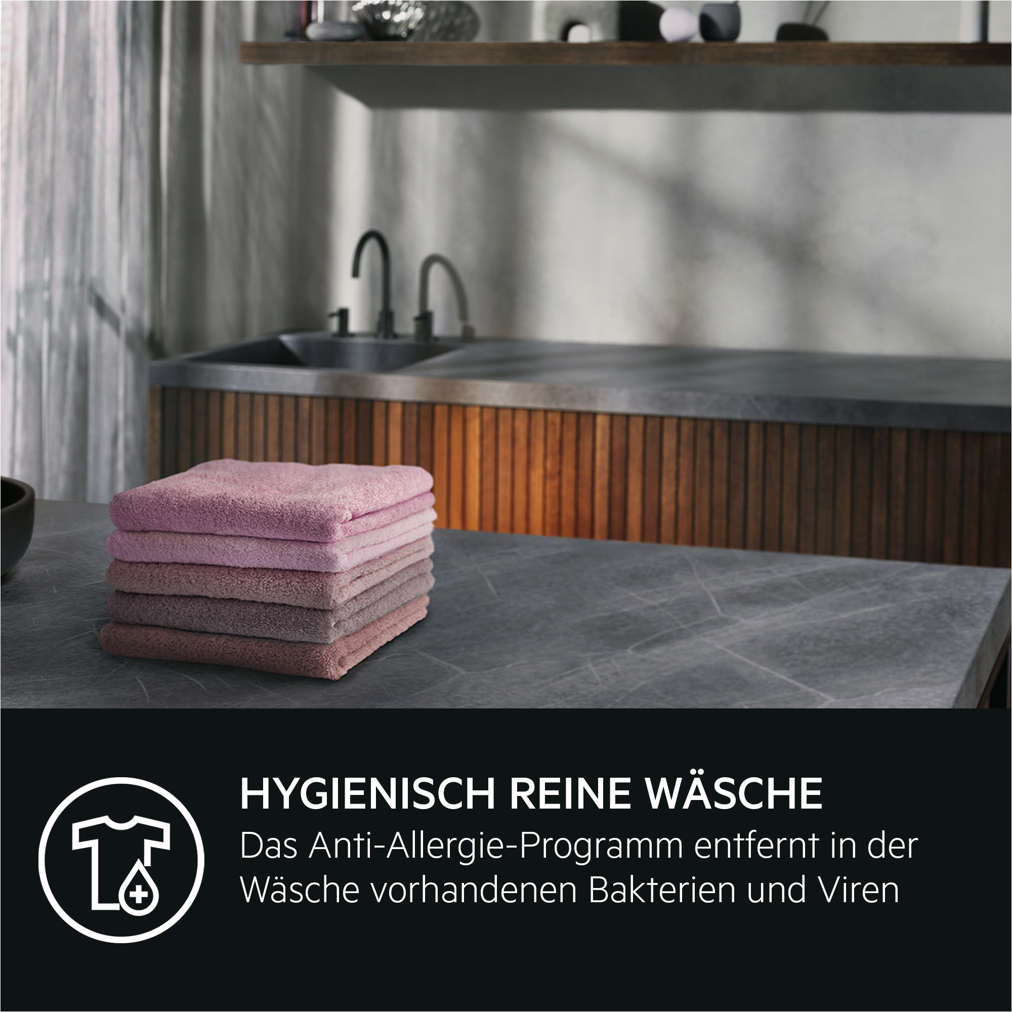 Ein Stapel rosa Handt ücher liegt auf einer Theke im Badezimmer, darunter Text.