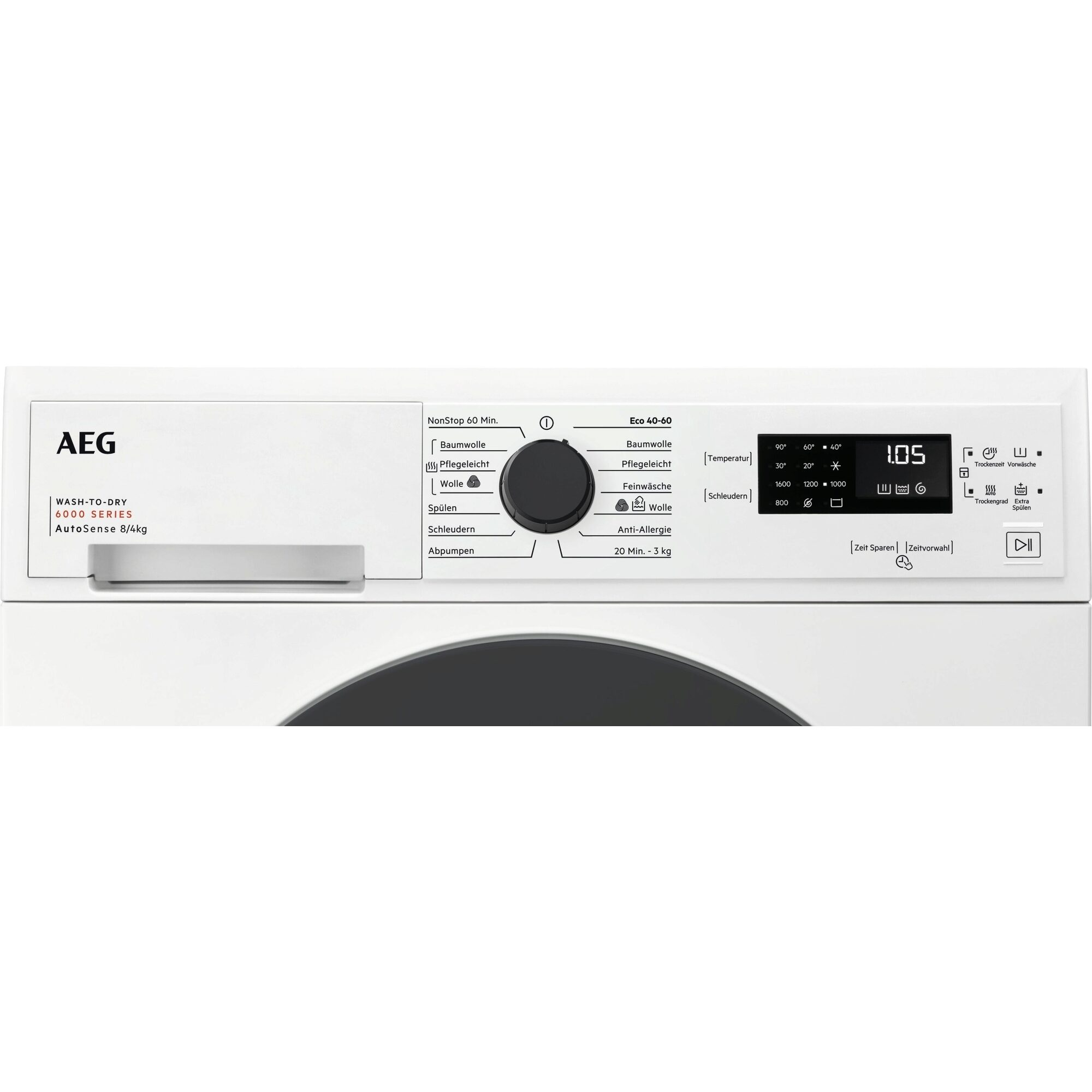 Die Vorderseite einer weißen Waschmaschine mit digitaler Anzeige und Bedienknopf. Der Markenname ist AEG.