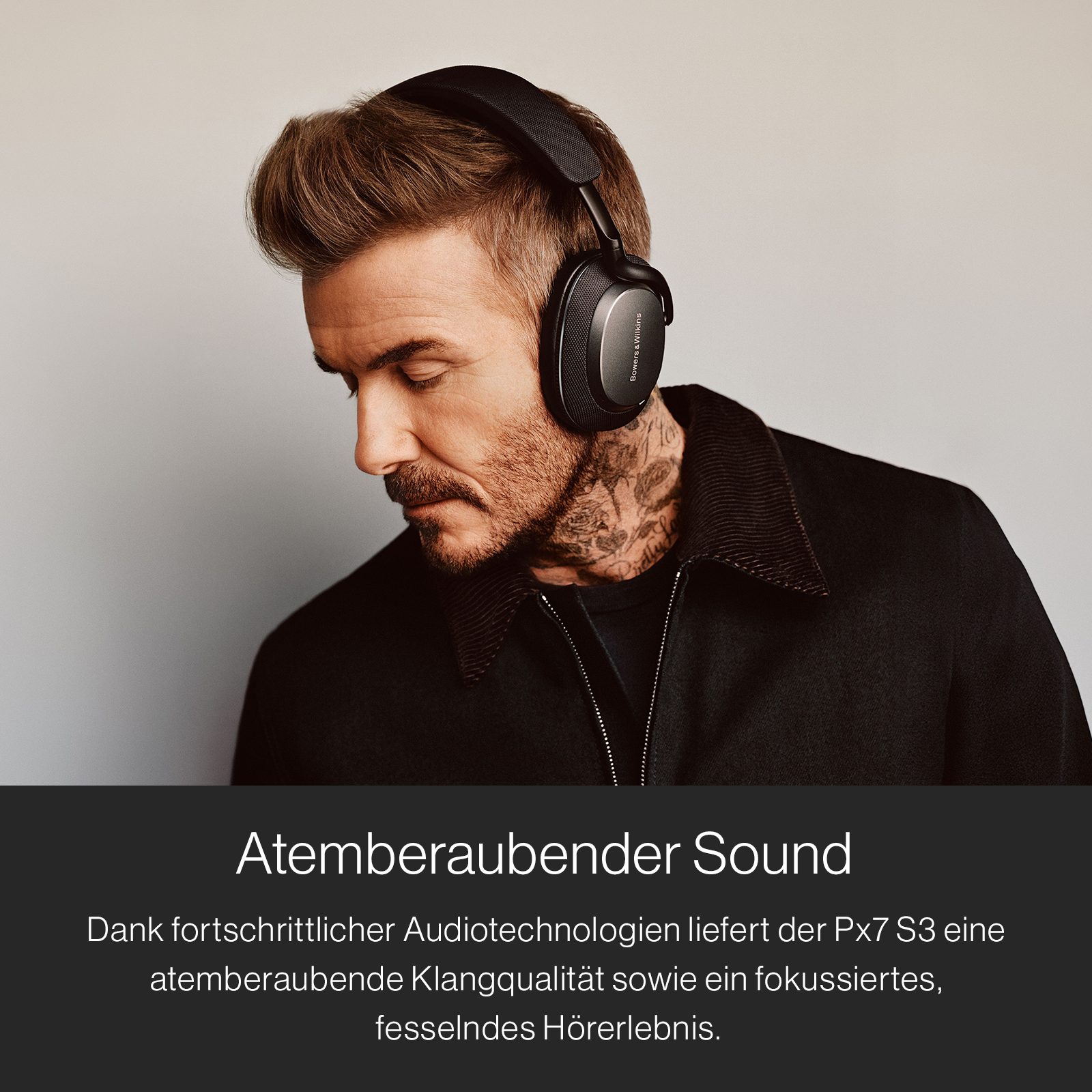 Ein Mann mit Kopfhörern, der nach unten schaut.
