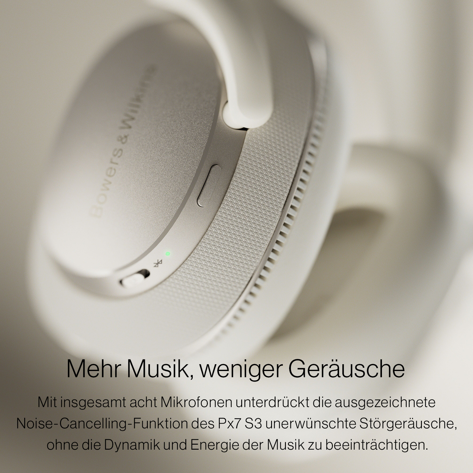Nahaufnahme weißer Kopfhörer, die einen Knopf und das Bowers & Wilkins Logo zeigen.