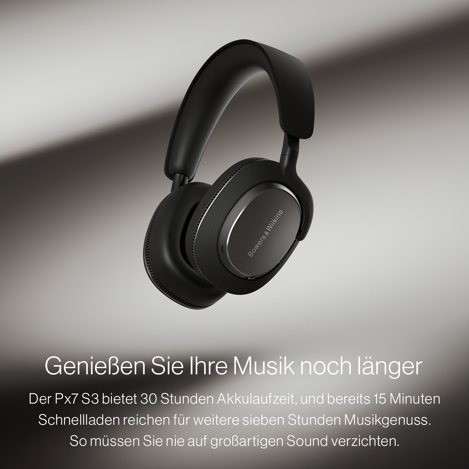 Schwarze Kopfhörer von Bowers & Wilkins. Text besagt lange Akkulaufzeit und Schnellladefähigkeiten.