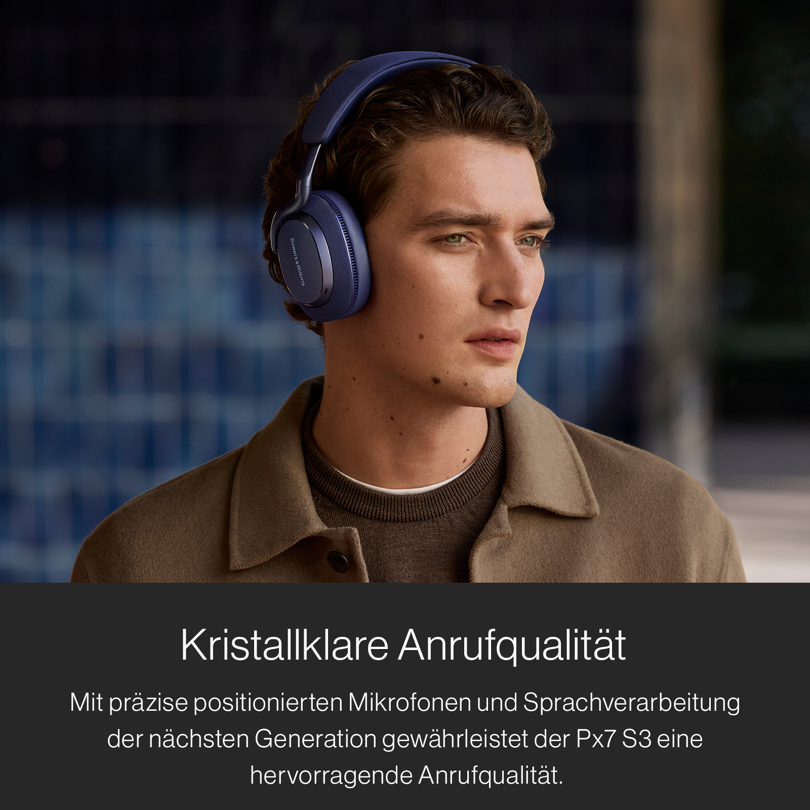 Ein Mann mit blauen Kopfhörern. Text sagt: 'Kristallklare Anrufqualität'.
