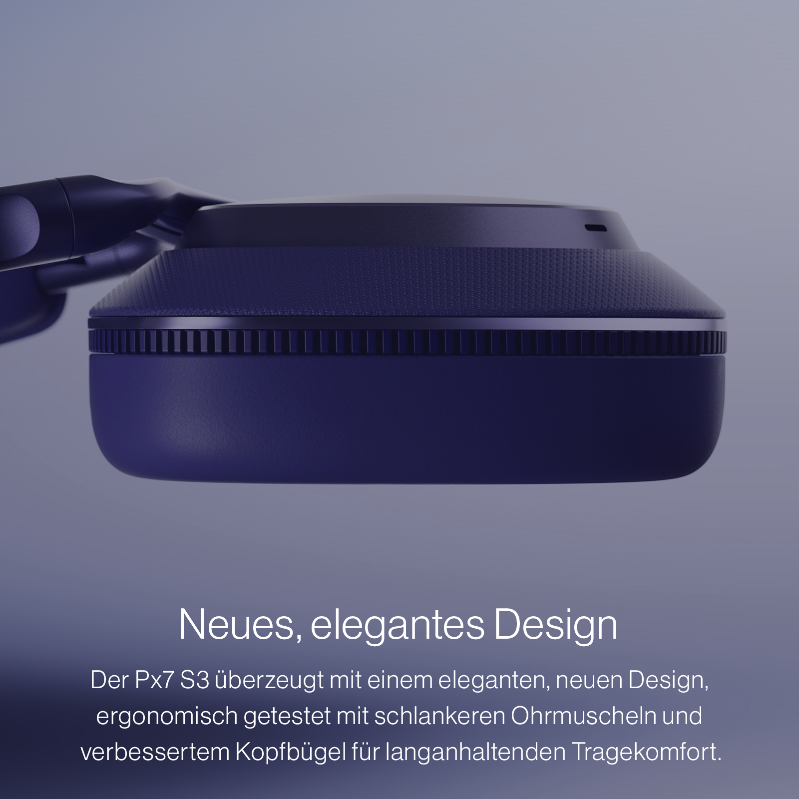 Nahaufnahme eines marineblauen Kopfhörers, der die Ohrmuschel und etwas Text zeigt.