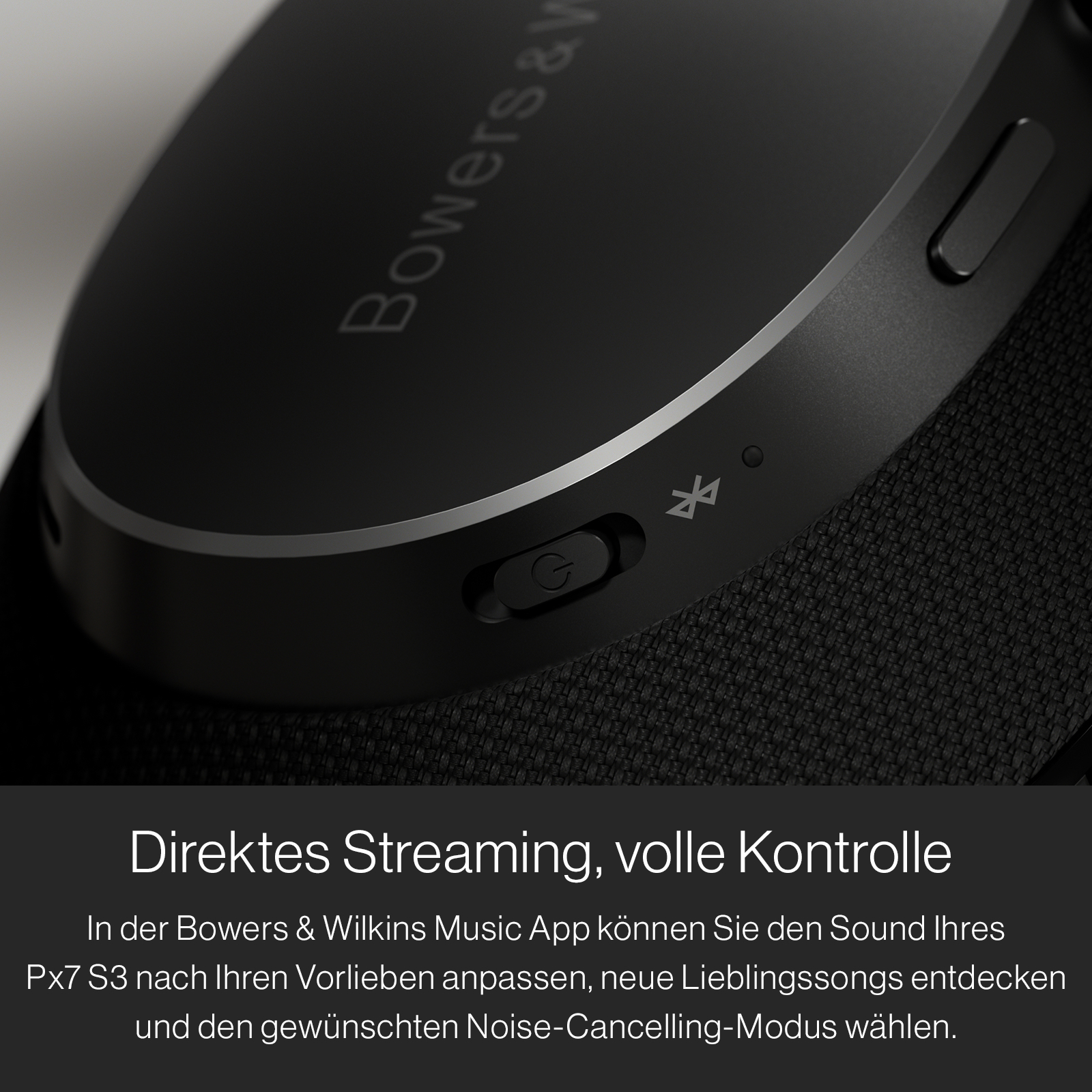 Nahaufnahme eines schwarzen Kopfhörers mit Knopf und Bowers & Wilkins Logo.