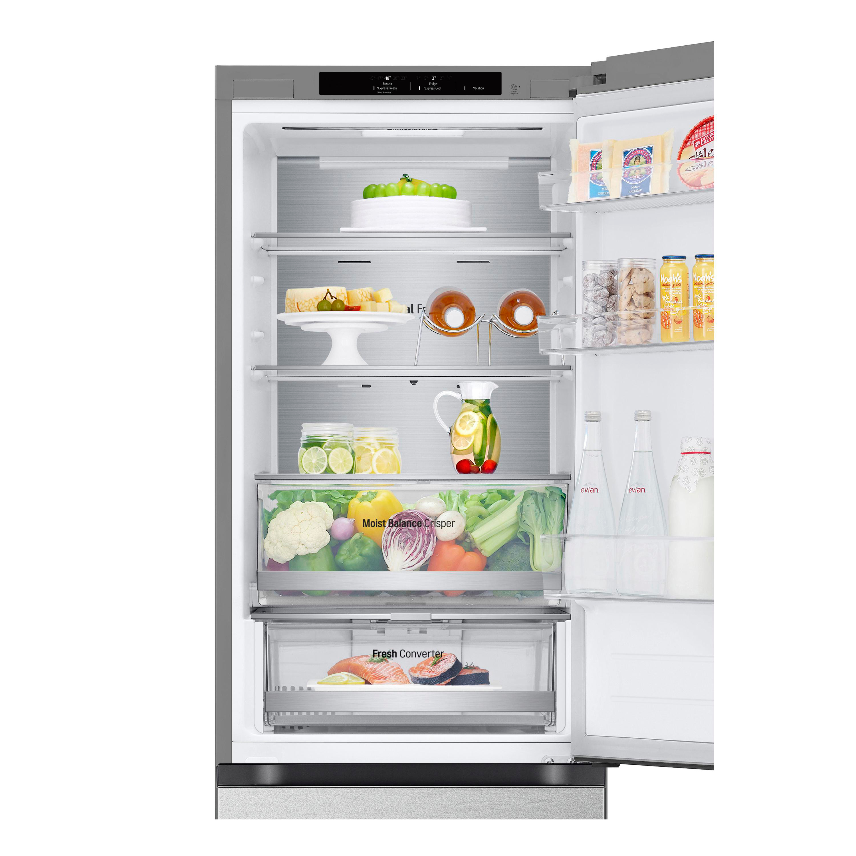 Geöffneter Kühlschrank mit Lebensmitteln: Obst, Gemüse, Getränke und verpackte Artikel auf Regalen.